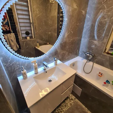 Tom Apartmans 1 שיופוק